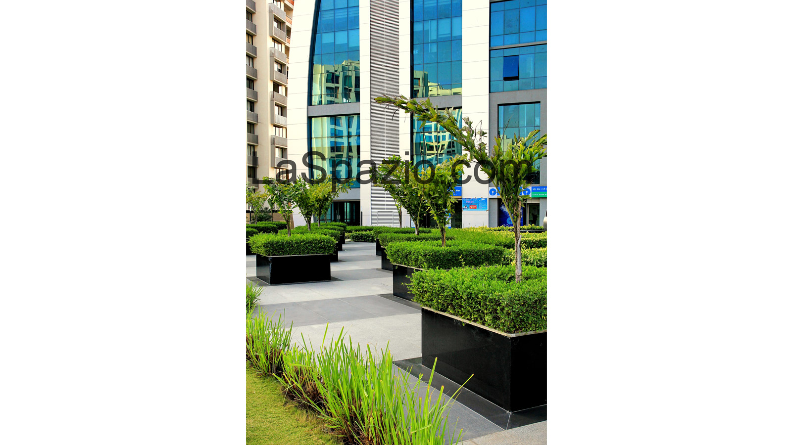 Laspazio Basement Top Stone Planter
