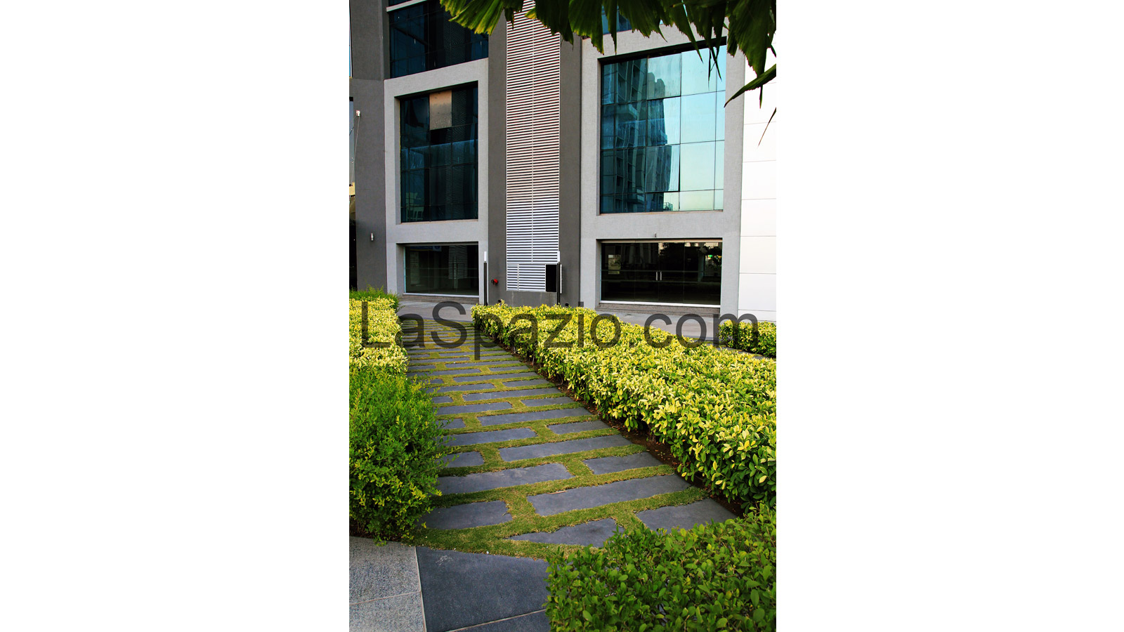 Laspazio Corporate Landscape Pathway