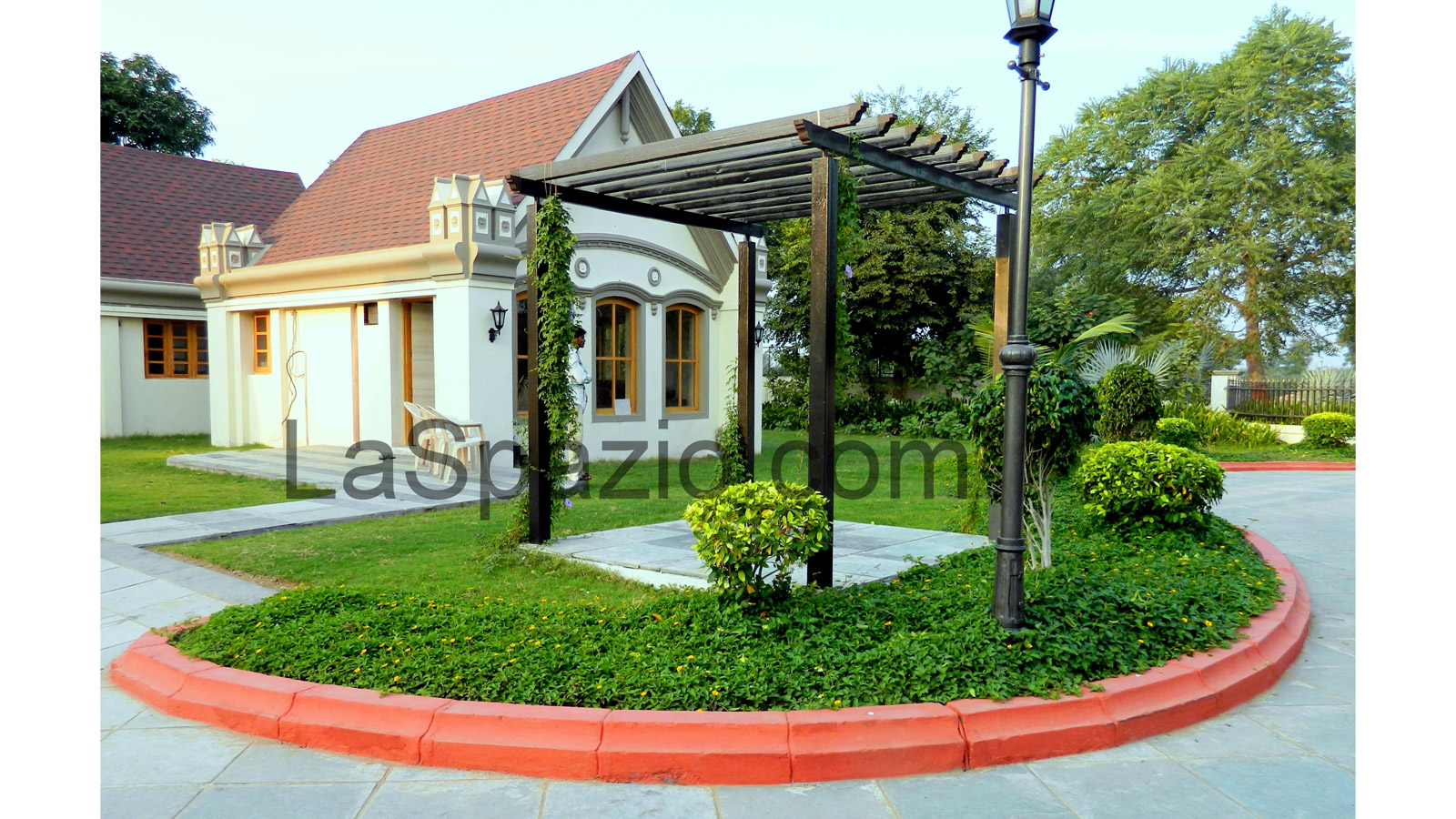 Laspazio Farm House Pergola